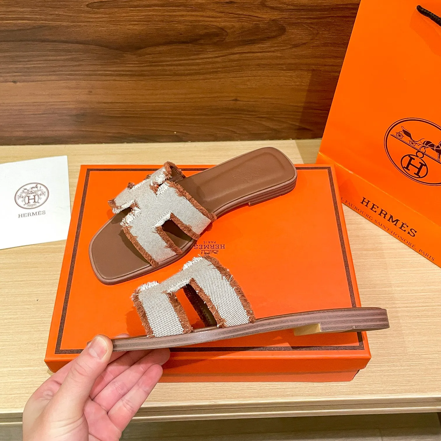 👟👟Ex-factory price 480👟👟 Hermes/Hermes new oran tassel slippers, eyelash slippers, classic slippers, exclusively customized dyed jacquard cotton fabric, woven in white and original colors! Purely hand-drawn raw edge craftsmanship creates a tassel effect. The lining and insole are made of imported soft lambskin and genuine leather outsole. Summer is here, and everyone has a pair, a must-have when going out! It doesn't rub your feet at all and is super comfortable on your feet. black pink green brown size: 35-41